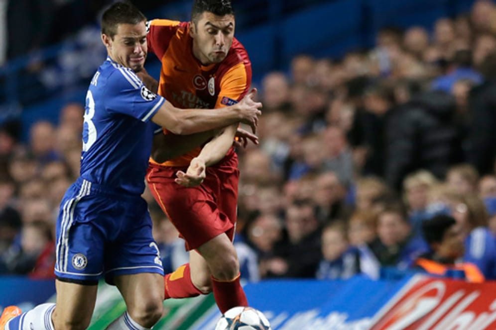 Zweikampfverhalten: Chelseas Cesar Azpilicueta (links) und Burak Yilmaz von Galatasaray Istanbul kommen sich in die Quere.
