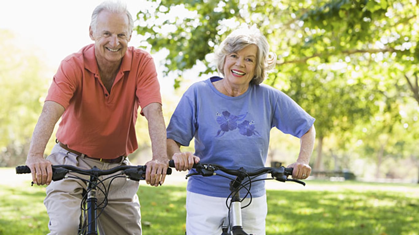 Bei Demenz tut Bewegung gut: Besonders geeignet sind Sportarten wie Radfahren, Wandern, Tanzen oder Gymnastik.
