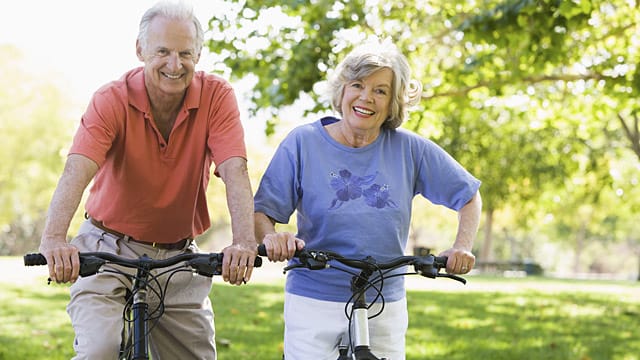 Bei Demenz tut Bewegung gut: Besonders geeignet sind Sportarten wie Radfahren, Wandern, Tanzen oder Gymnastik.