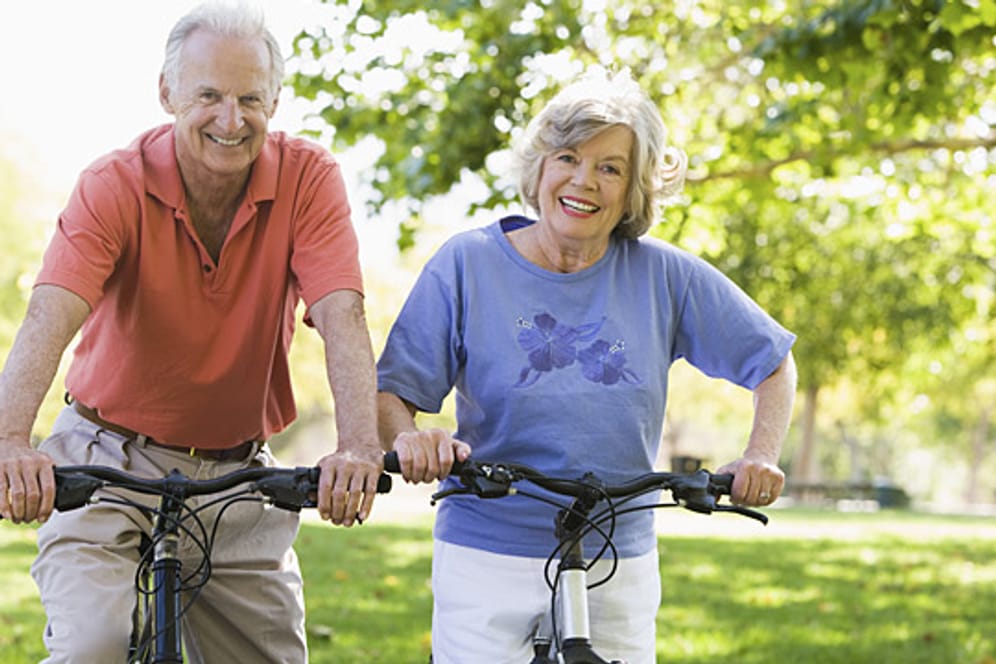 Bei Demenz tut Bewegung gut: Besonders geeignet sind Sportarten wie Radfahren, Wandern, Tanzen oder Gymnastik.
