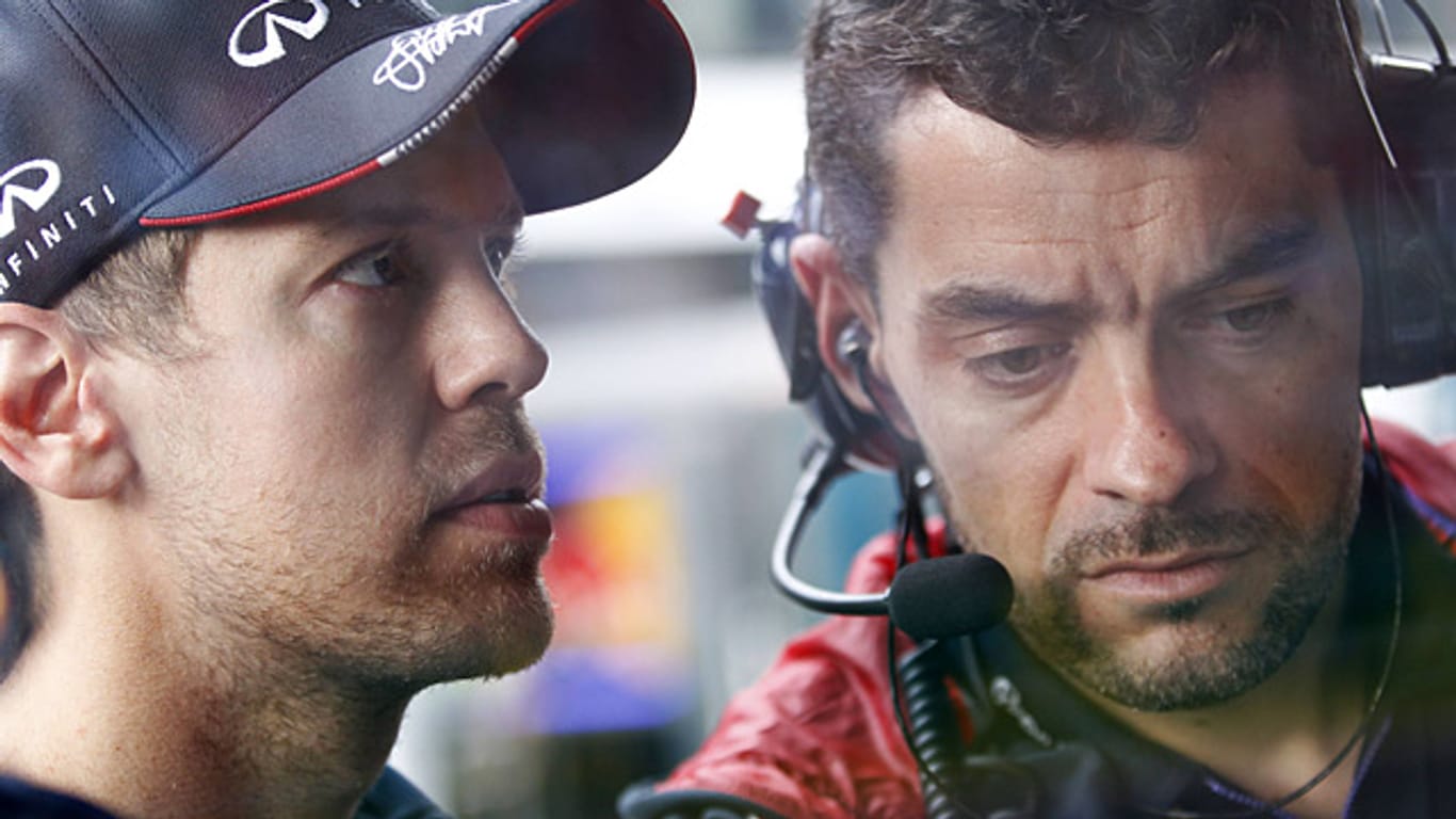 Sebastian Vettel (li.) und sein Renningenieur Guillaume Rocquelin mit sorgenvollen Mienen beim Australien-GP.