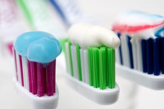 Weißmacher haben tendenziell einen hohen Abrieb, sensitive Zahnpasten eher einen geringen.
