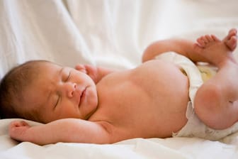 Schlafen in Rückenlage - so kann das Babys schaden.