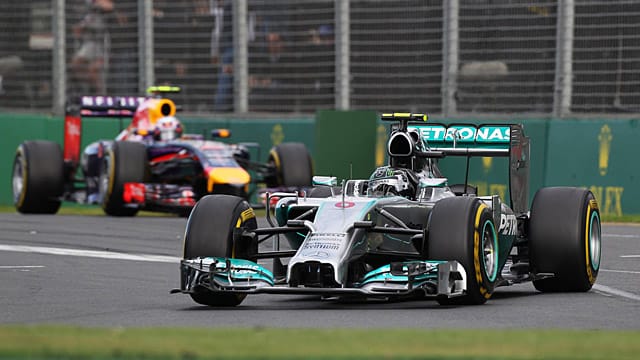 Mercedes fährt derzeit dem Weltmeister-Team Red Bull auf und davon. Mercedes fährt derzeit dem Weltmeister-Team Red Bull auf und davon.