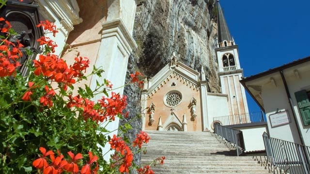 Italiens kühnste Kirche steht auf einem Felsvorsprung am Gardasee.