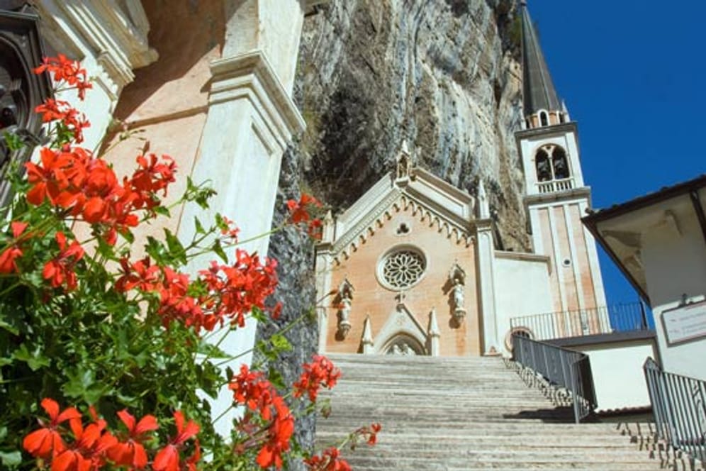 Italiens kühnste Kirche steht auf einem Felsvorsprung am Gardasee.