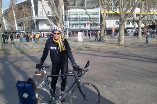 Das zwölfte Etappenziel: Christian Schlums vor dem Stadion des VfB Stuttgart. (