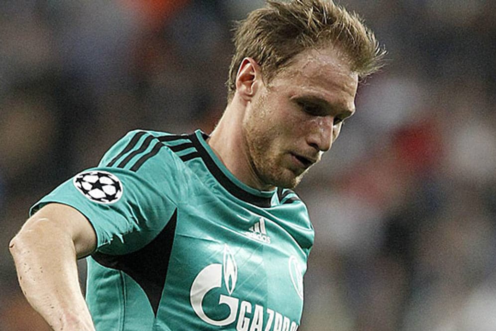 Schalke-Kapitän Benedikt Höwedes muss bis Mai eine Zwangspause einlegen.