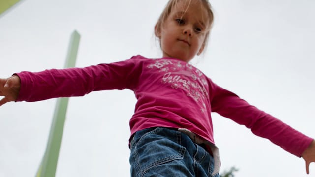 Kinder mit gutem Gleichgewichtssinn schneiden häufig auch in der Schule besser ab.