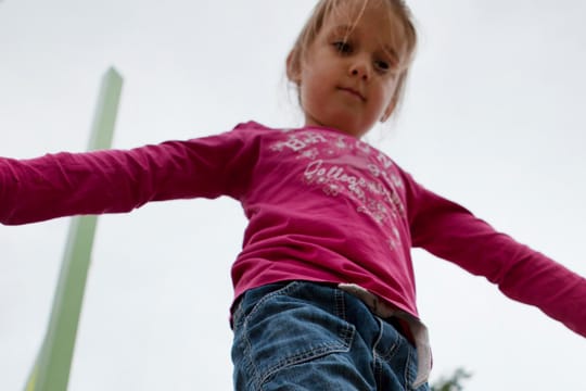 Kinder mit gutem Gleichgewichtssinn schneiden häufig auch in der Schule besser ab.