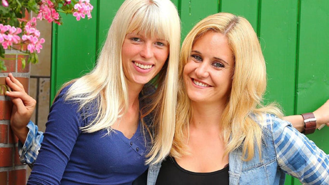 Bäuerin Lena aus Ostfriesland (links) und die Schweizerin Janine fanden in der RTL-Serie "Bauer sucht Frau" zueinander.