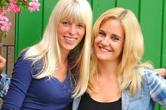 Bäuerin Lena aus Ostfriesland (links) und die Schweizerin Janine fanden in der RTL-Serie "Bauer sucht Frau" zueinander.