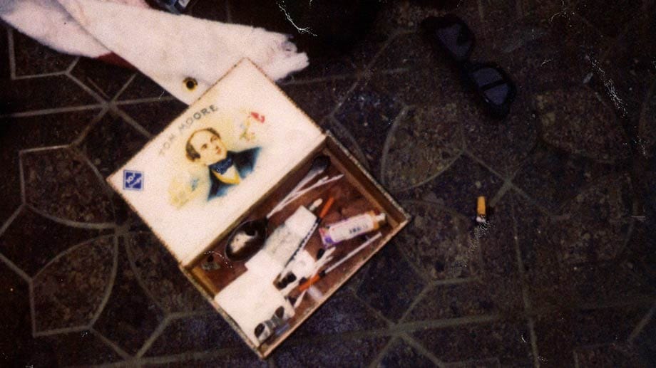 Die Fotos zeigen vor allem Drogenzubehör, darunter eine Schachtel mit einem Löffel und mehreren Nadeln. Auch Zigaretten, eine Sonnenbrille und eine Brieftasche, in der offenbar Cobains Ausweis steckt, sind zu sehen.