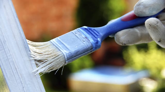 Bringen Sie Ihre Gartenmöbel im Frühling mit einem neuen Anstrich auf Vordermann