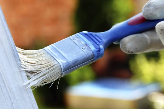 Bringen Sie Ihre Gartenmöbel im Frühling mit einem neuen Anstrich auf Vordermann