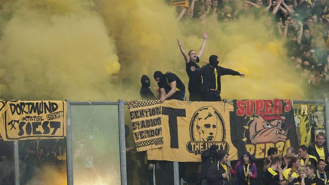 Krawalle von Dortmunder Fans überschatten das Revierderby auf Schalke.