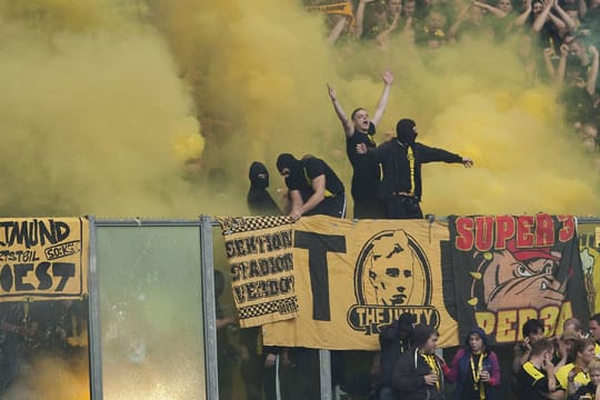 Krawalle von Dortmunder Fans überschatten das Revierderby auf Schalke.