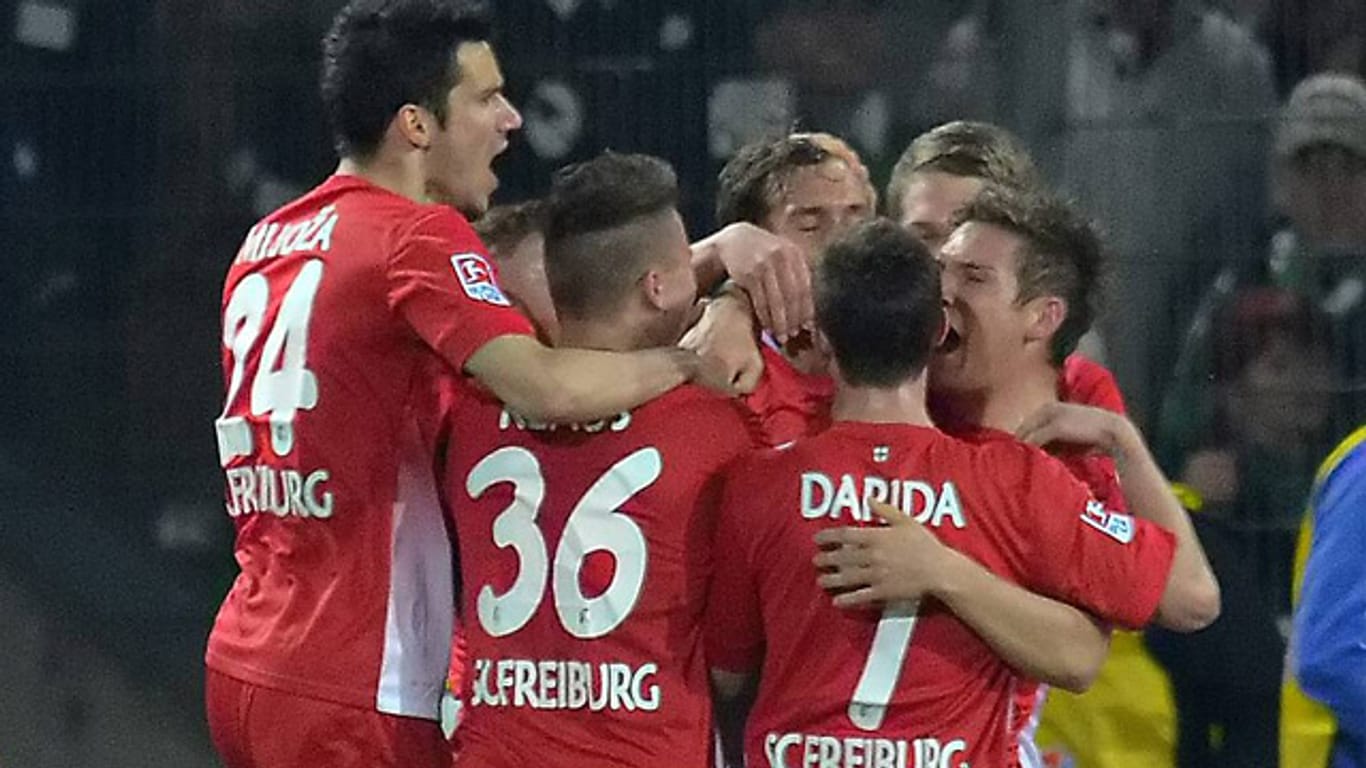 Der SC Freiburg bejubelt das 1:0 von Julian Schuster.