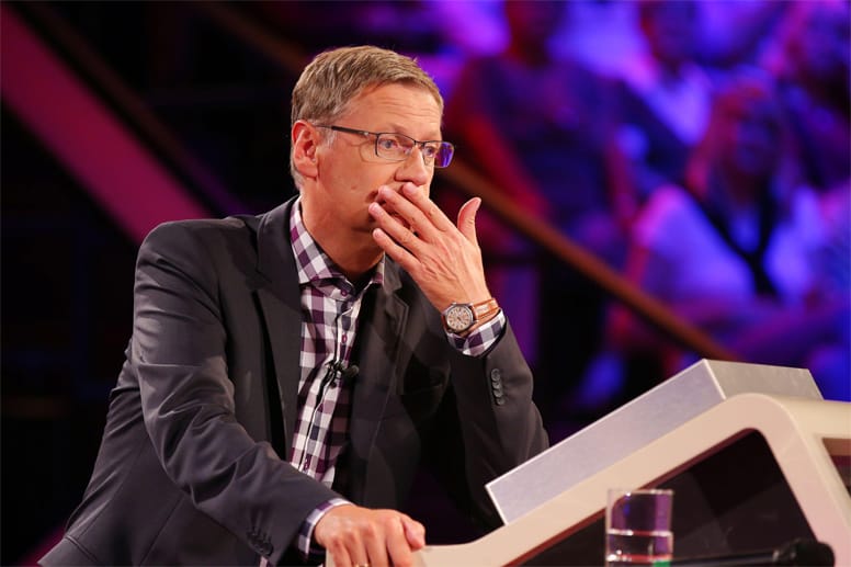 Günther Jauch war in der Sendung "5 gegen Jauch" nicht immer sicher bei seinen Antworten. Die fünf Kandidaten und der RTL-Moderator lieferten sich ein echtes Kopf-an-Kopf-Rennen.