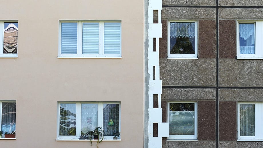 Eine bessere Dämmung senkt die Heizkosten. Trotzdem kann die Miete am Ende kräftig steigen, weil der Vermieter die Sanierungskosten umlegen darf