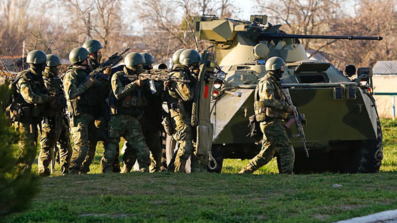 Pro-russische Kräfte beim Sturm auf die ukrainische Militärbasis in Belbek