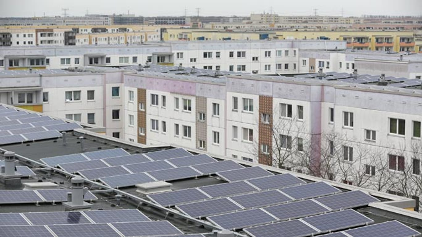 Selbst bei trübem Wetter wird Strom erzeugt: Solar-Anlagen auf Wohnblöcken im Berliner Osten