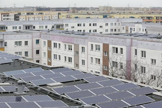 Selbst bei trübem Wetter wird Strom erzeugt: Solar-Anlagen auf Wohnblöcken im Berliner Osten