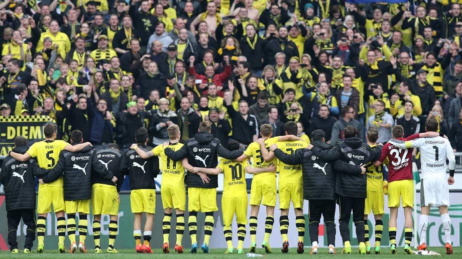 Die BVB-Truppe feiert den Sieg mit den Fans.