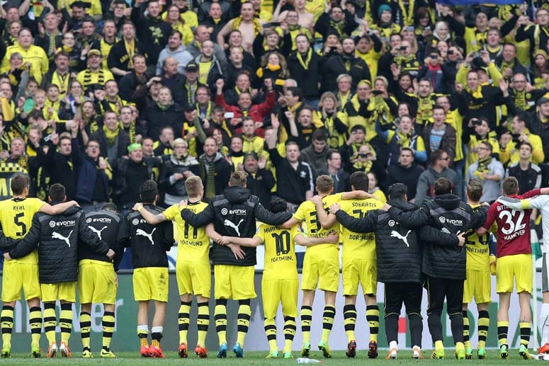 Die BVB-Truppe feiert den Sieg mit den Fans.