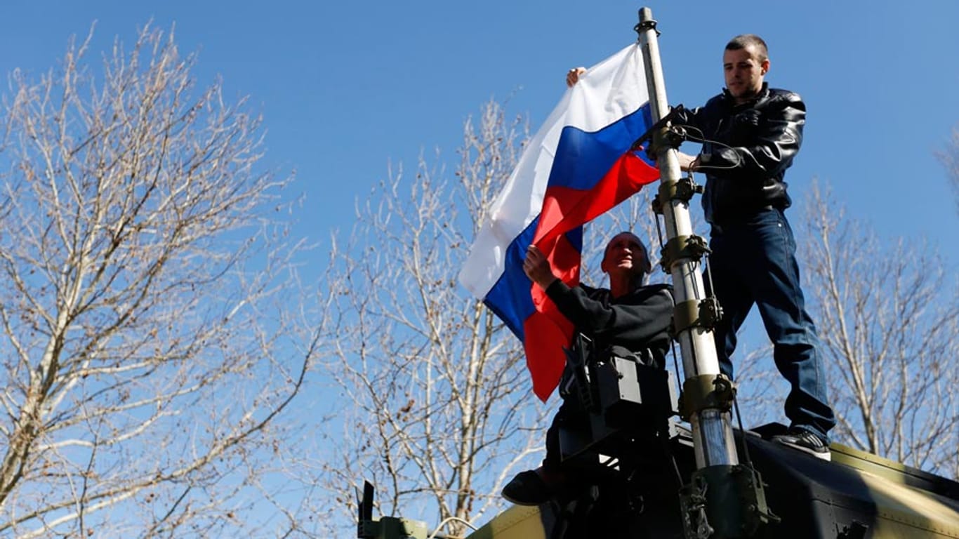 Die russische Fahne weht über zahlreichen Gebäuden und Einrichtungen auf der Krim - viel Deutsche haben nichts dagegen