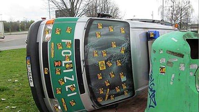 Fans von Borussia Dortmund haben einen Polizeibus übel zugerichtet.