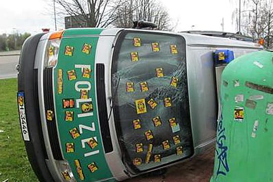 Fans von Borussia Dortmund haben einen Polizeibus übel zugerichtet.