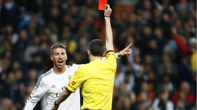 Reals Innenverteidiger Sergio Ramos sieht Rot von Schiedsrichter Alberto Undiano Mallenco. Reals Innenverteidiger Sergio Ramos sieht Rot von Schiedsrichter Alberto Undiano Mallenco.