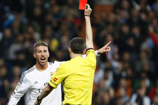 Reals Innenverteidiger Sergio Ramos sieht Rot von Schiedsrichter Alberto Undiano Mallenco.