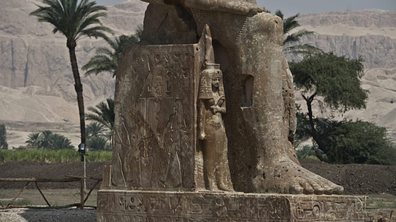 Ein Detail der neu entdeckten Statue des sitzenden Pharaos Amenhotep III.