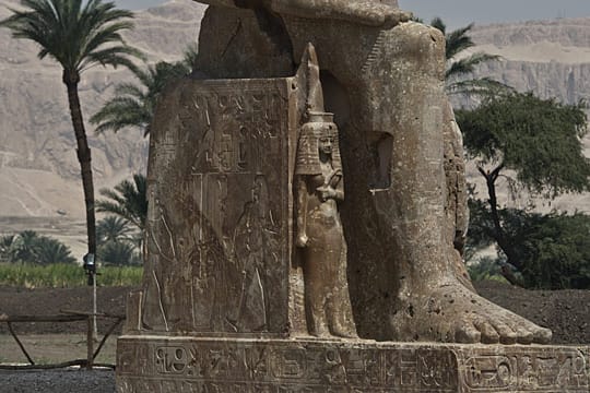 Ein Detail der neu entdeckten Statue des sitzenden Pharaos Amenhotep III.