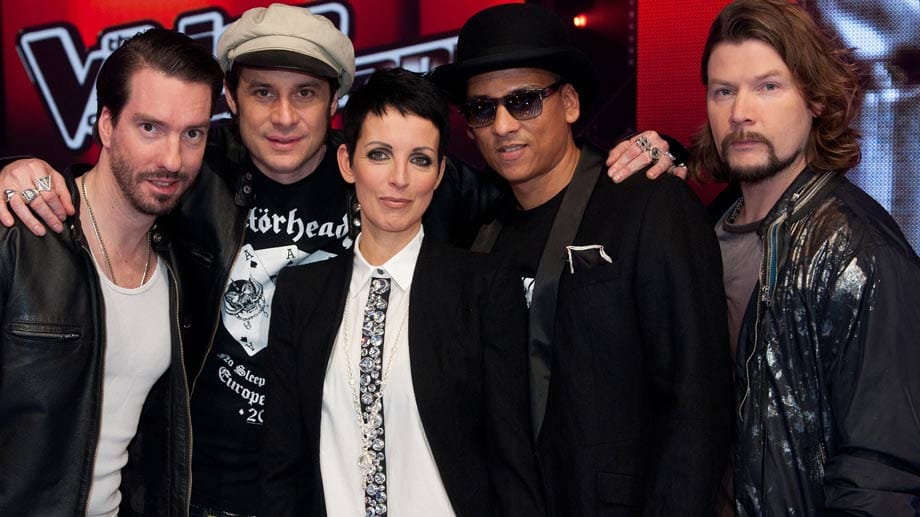 Nena inmitten ihrer "The Voice of Germany"-Kollegen aus der ersten Staffel: Die beiden Sänger von The BossHoss Alec Völkel und Sascha Vollmer, Nena, Xavier Naidoo und Rea Garvey (v. li. n. re.).