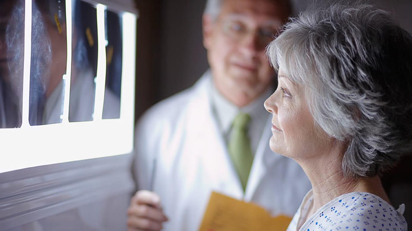 Mithilfe einer Mammografie lassen sich Mikroverkalkungen in der Brust erkennen.