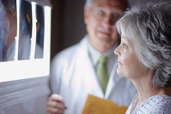 Mithilfe einer Mammografie lassen sich Mikroverkalkungen in der Brust erkennen.