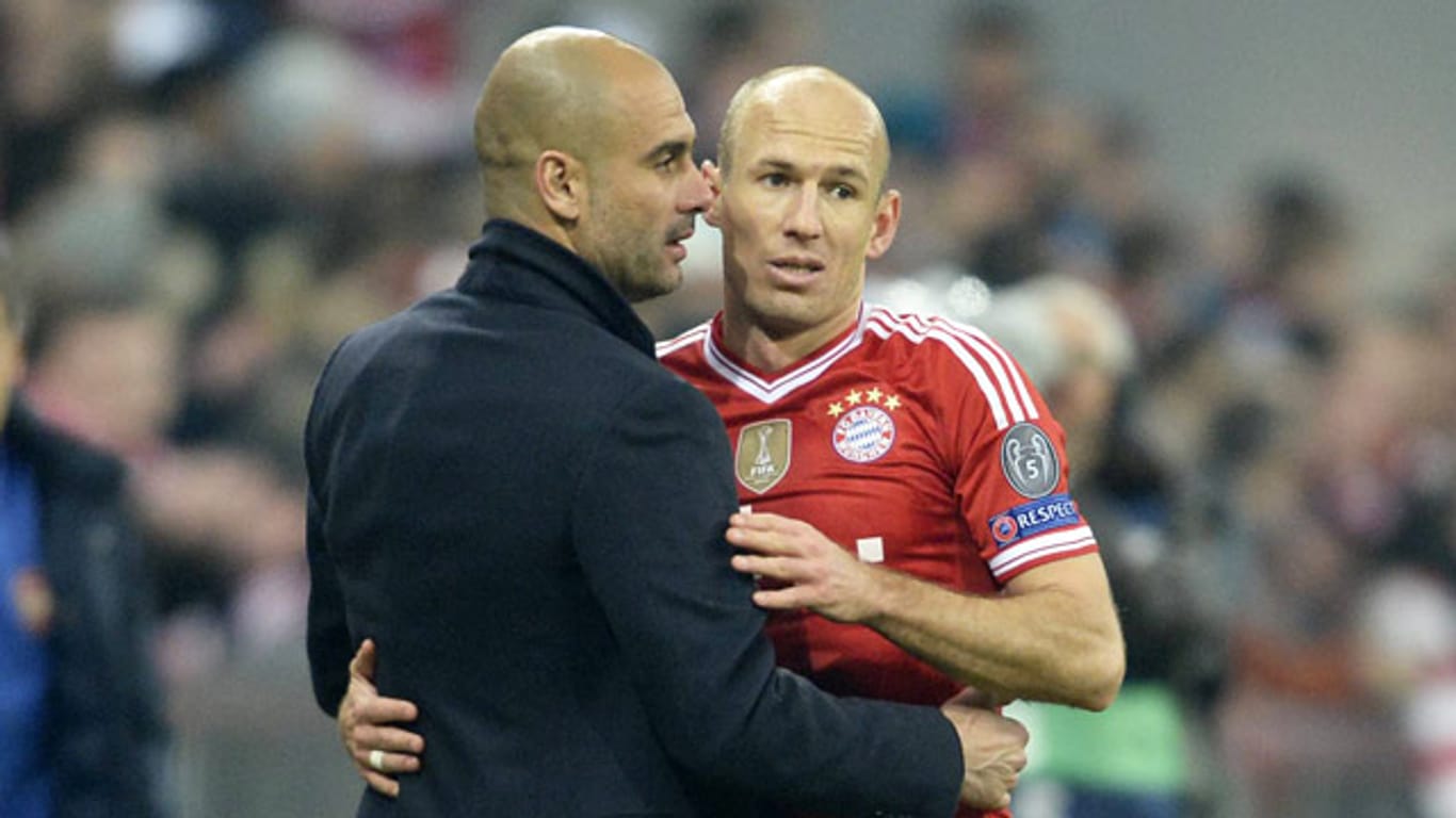 Bayerns Partygedanken: Pep Guardiola (li.) will keine Bierdusche und Arjen Robben will sich auf Manchester konzentrieren.