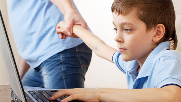 Computersüchtig: Spielen, surfen, chatten - manche Kinder und Jugendlichen entwickeln ein regelrechtes Suchtverhalten.