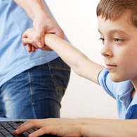 Computersüchtig: Spielen, surfen, chatten - manche Kinder und Jugendlichen entwickeln ein regelrechtes Suchtverhalten.