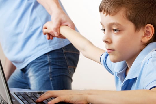 Computersüchtig: Spielen, surfen, chatten - manche Kinder und Jugendlichen entwickeln ein regelrechtes Suchtverhalten.