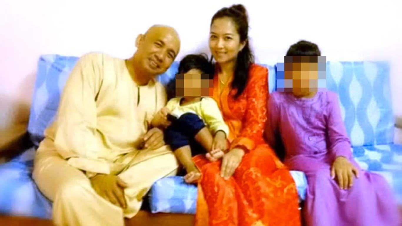 Pilot Zaharie Ahmad Shah mit seiner Familie. Ein Verhör der Ehefrau (Mitte) soll neue Erkenntnisse zum rätselhaften Verschwinden des Flugs MH370 bringen.