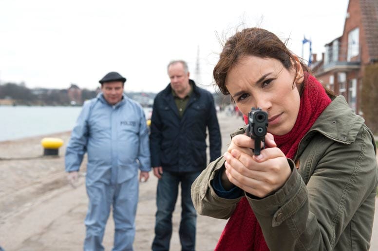 Sarah Brandt (Sibel Kekilli) zückt die Waffe. Das sieht Klaus Borowski (Axel Milberg) gar nicht gern. Er fürchtet, dass sie durch ihre Epilepsie-Erkrankung versehentlich einen Menschen verletzen oder töten könnte.