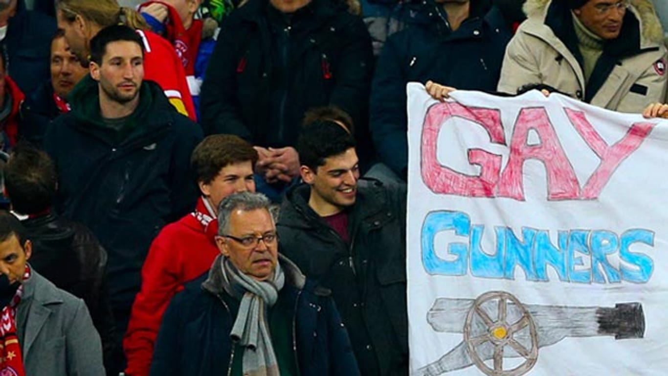Münchner Anhänger zeigen beim CL-Duell mit dem FC Arsenal Plakate mit der Aufschrift "Gay Gunners".