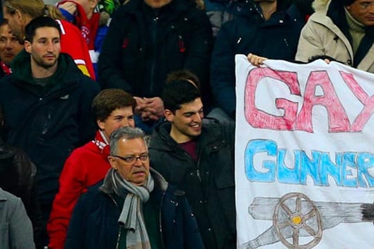 Münchner Anhänger zeigen beim CL-Duell mit dem FC Arsenal Plakate mit der Aufschrift "Gay Gunners".