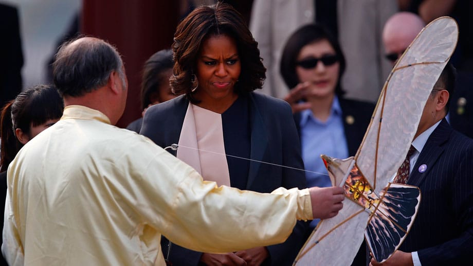 Etwas skeptisch blickt die First Lady schon drein - ob ihr der Adler-Drachen nicht gefällt?