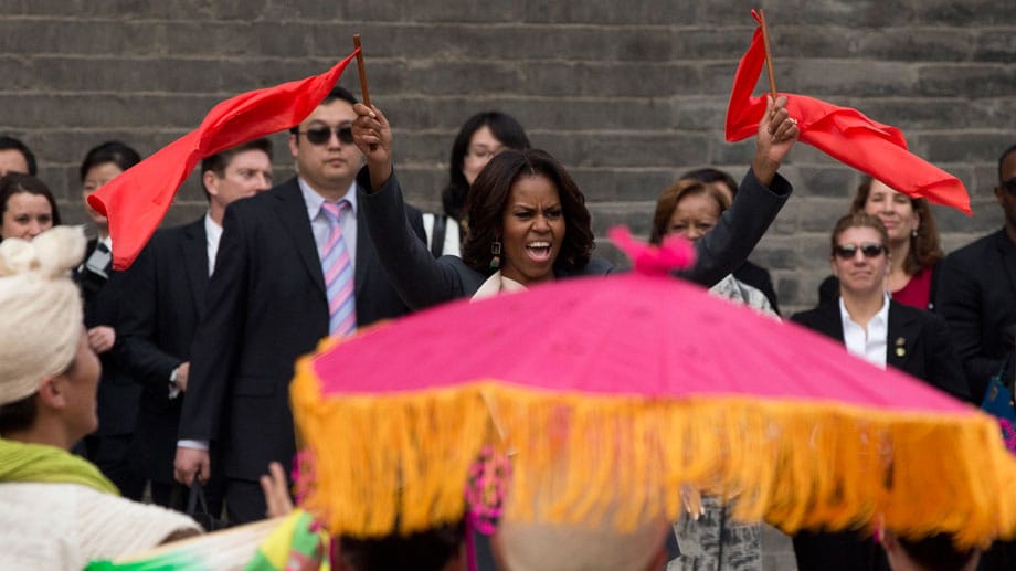 Michelle Obama schwingt temperamentvoll rote Fahnen während eines Tanzes in Xi'an.