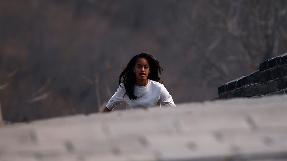 Ein hübscher Schnappschuss der älteren der beiden Obama-Töchter: Die 15-Jährige Malia Ann erklimmt die Stufen von Mutianyu, einem Abschnitt der Chinesischen Mauer.